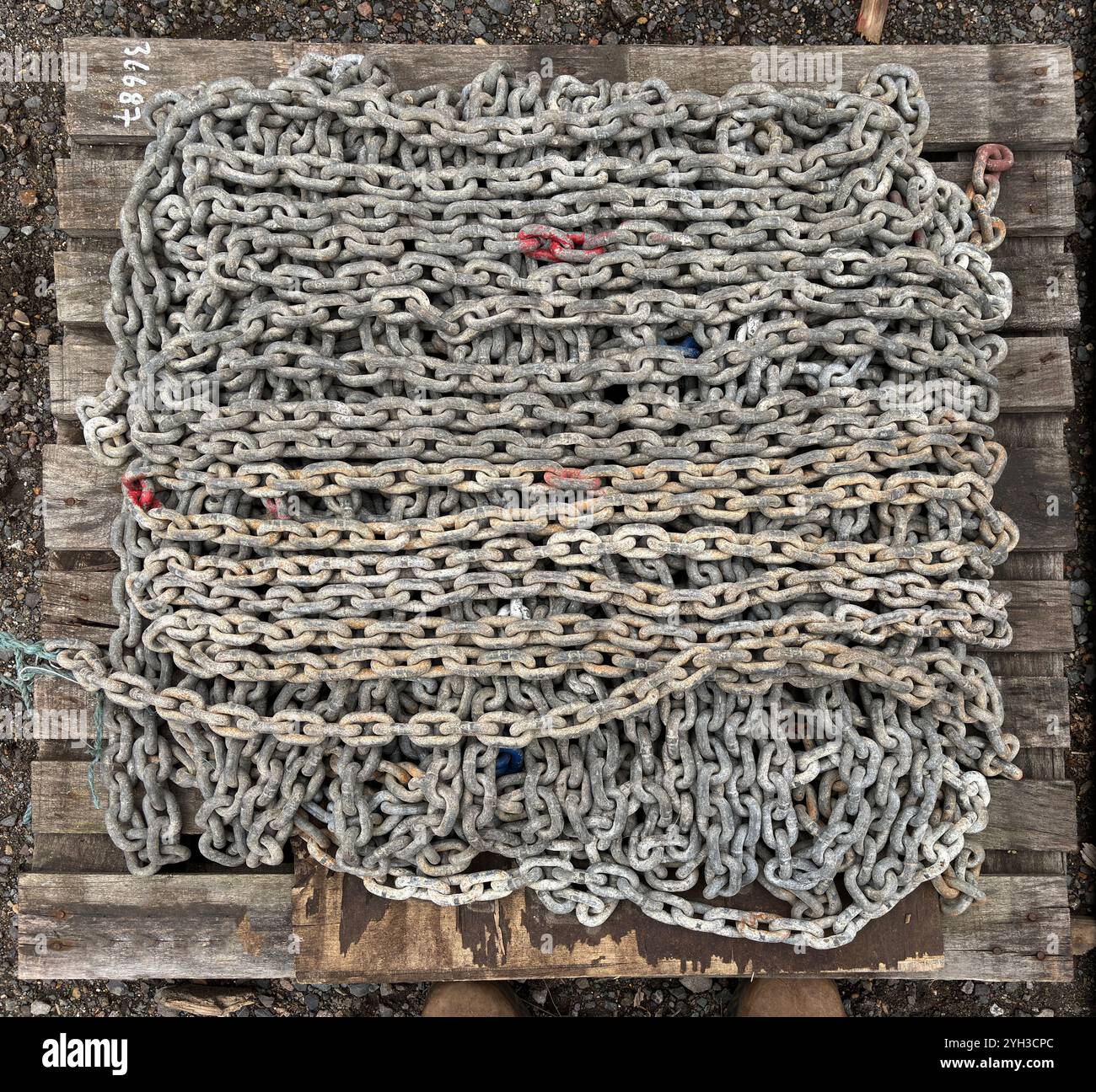 Length of steel metal chain on pallet Stock Photo