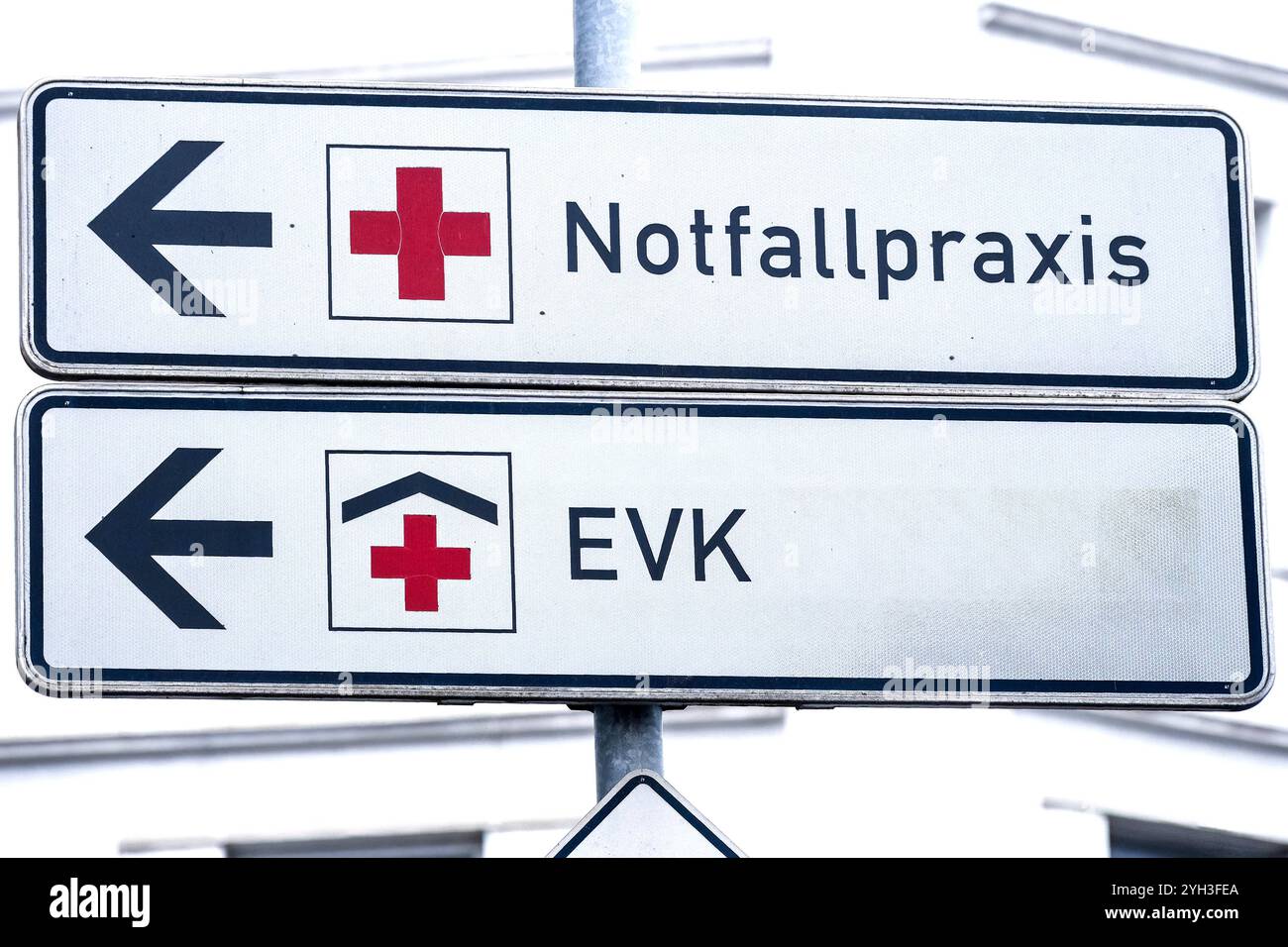 Düsseldorf 09.11.2024 Notfallpraxis Notfall Praxis Rotes Kreuz Notaufnahme Notdienst EVK Evangelisches Krankenhaus Bilk Krankenkasse Krankenversicherung Düsseldorf Nordrhein-Westfalen Deutschland *** Düsseldorf 09 11 2024 Emergency Practice Emergency Practice Red Cross Emergency Department Emergency Service EVK Evangelisches Krankenhaus Bilk Krankenkasse Krankenversicherung Düsseldorf North Rhine-Westphalia Germany Stock Photo