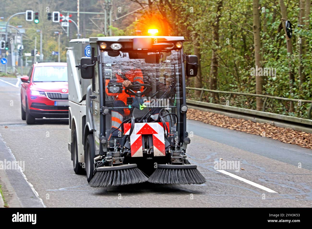 Sauberkeit auf Straßen und Wegen Eine Kleinkehrmaschine zur Gehwegreinigung befindet sich auf dem Weg zum Einsatzort Essen Nordrhein-Westfalen Deutschland *** Clean streets and paths A small sweeper for cleaning sidewalks is on its way to the job site in Essen, North Rhine-Westphalia, Germany Stock Photo