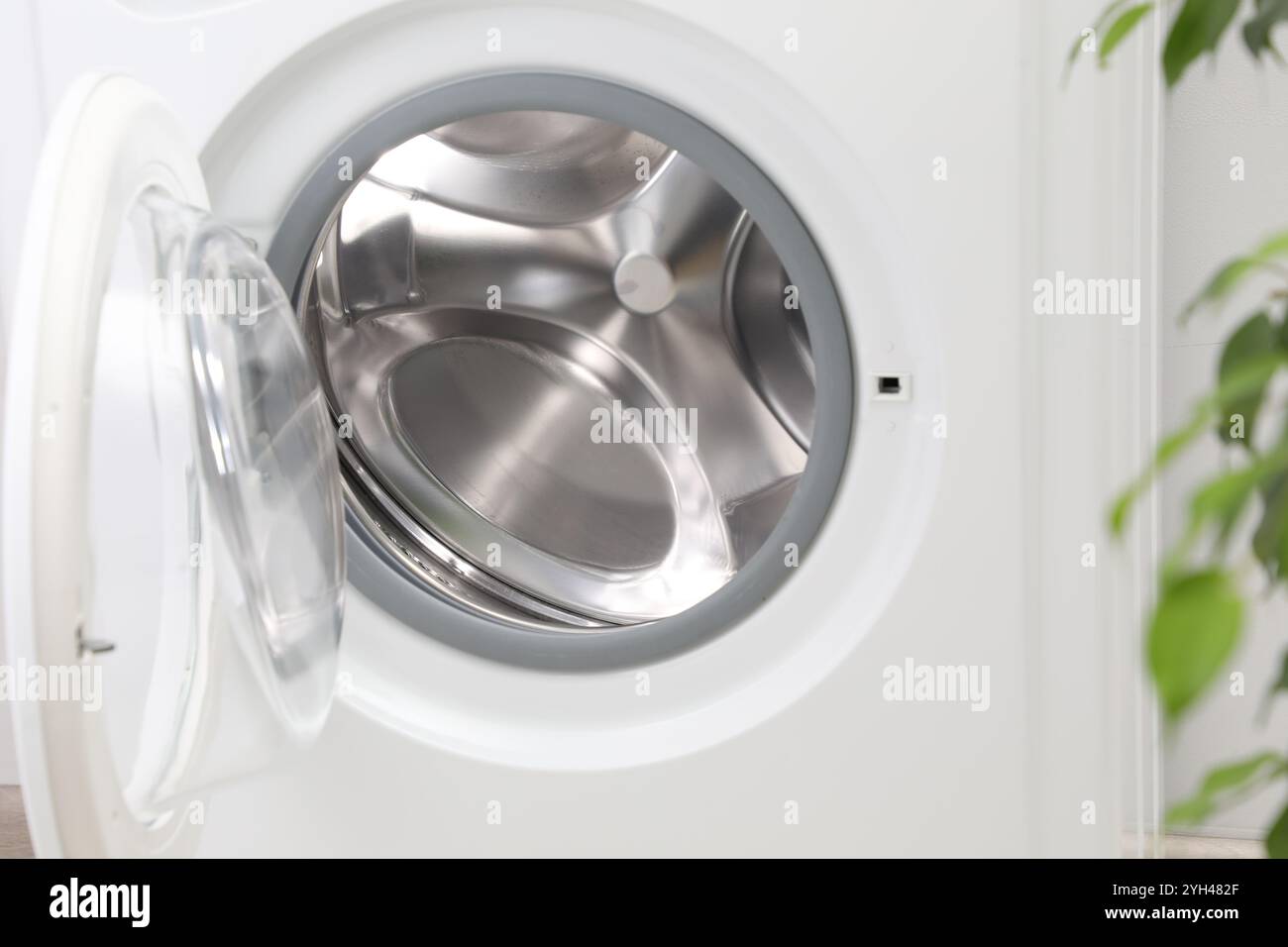 Empty washing machine cleaning cycle hi-res stock photography and ...