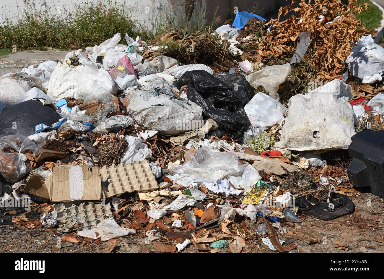 Garbage In Ground Ground pollution abandoned trash rubbish hi-res stock photography and ...