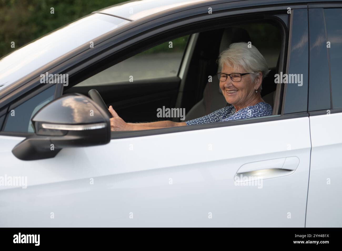 Portrait woman behind the wheel hi-res stock photography and images - Alamy