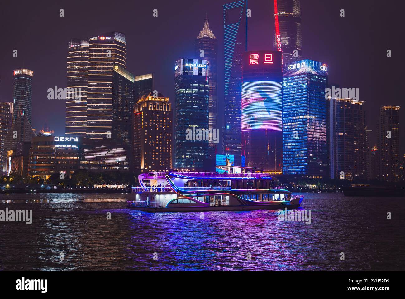 Shanghai – huangpu river night cruise: hi-res stock photography and ...