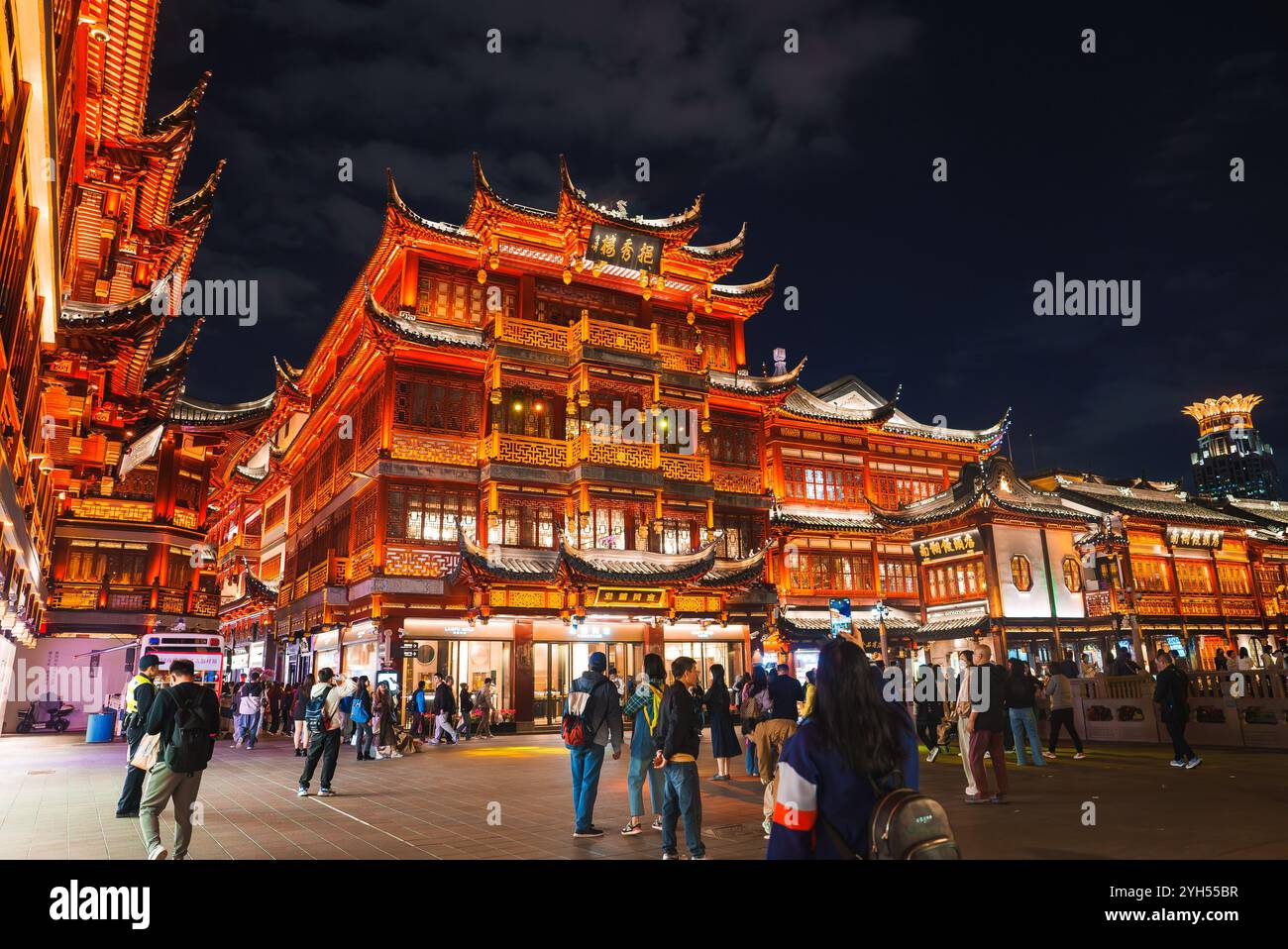 Shanghai street view skyscrapers hi-res stock photography and images ...