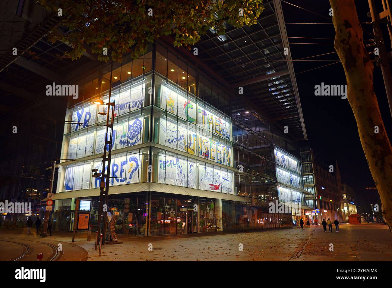 Kaufhoffassade Kulturhauptstadtwerbung 08.11.2024, Chemnitz, Markt, Gläsernes Kaufhaus, Fassade,Die Fassade des traditionsreichen Kaufhofs in Chemnitz hat ein kreatives Update verpasst bekommen. Ab sofort plakatieren großflächige Illustrationen aus dem Final Bid Book zur Kulturhauptstadtbewerbung 2025 die großen Fensterfronten. Chemnitz Sachsen BRD Stock Photo