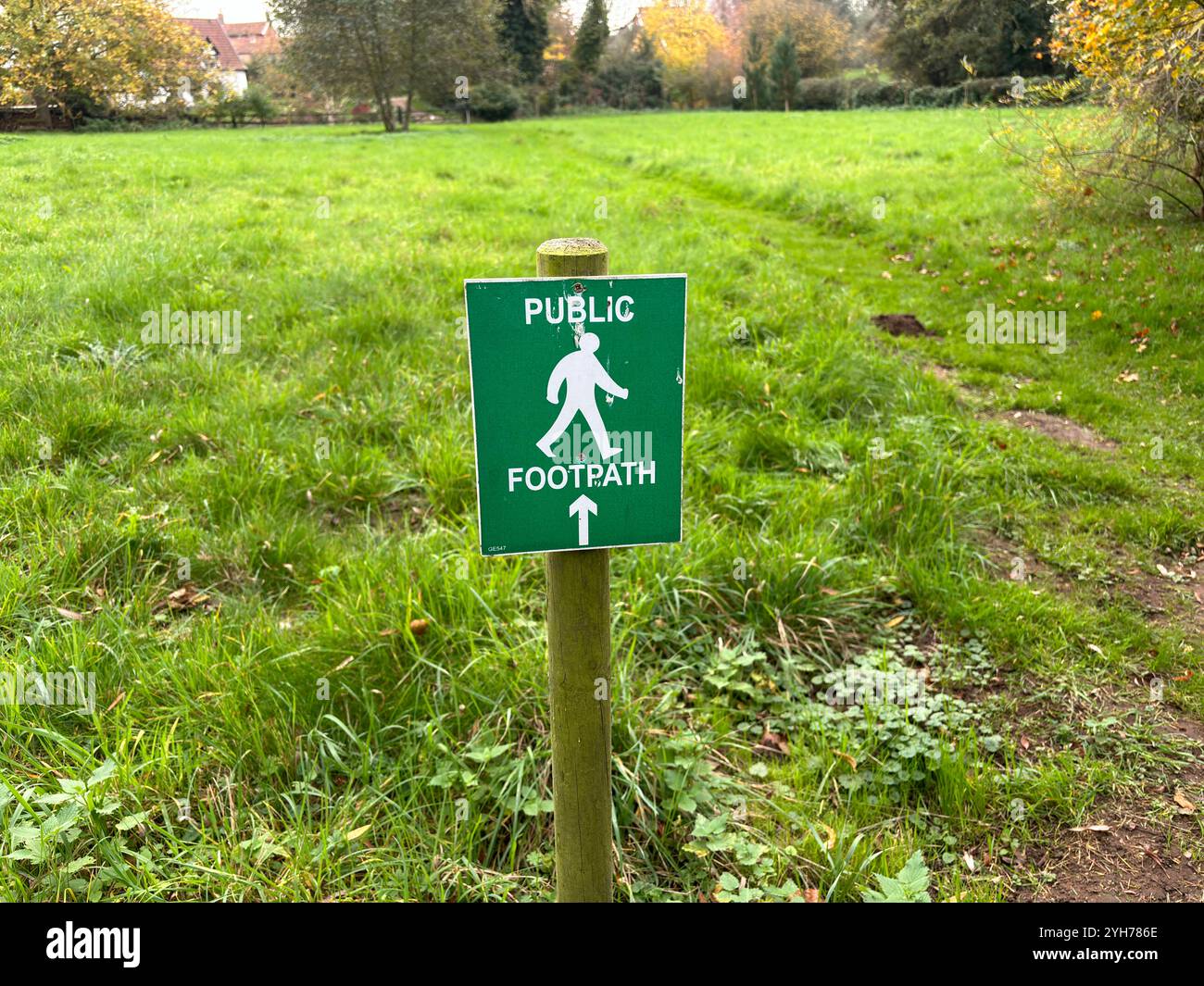 Pathway to field hi-res stock photography and images - Alamy