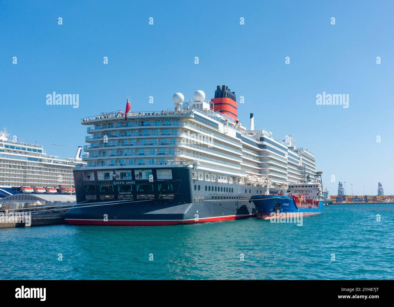Gran Canaria, Canary Islands, Spain, 10th November 2024. Tourists, many British, join locals on a packed city beach in Las Palmas as unusually high November temperature reaches 36 degrees Celsius. Credit: Alan Dawson/Alamy Live News. Stock Photo