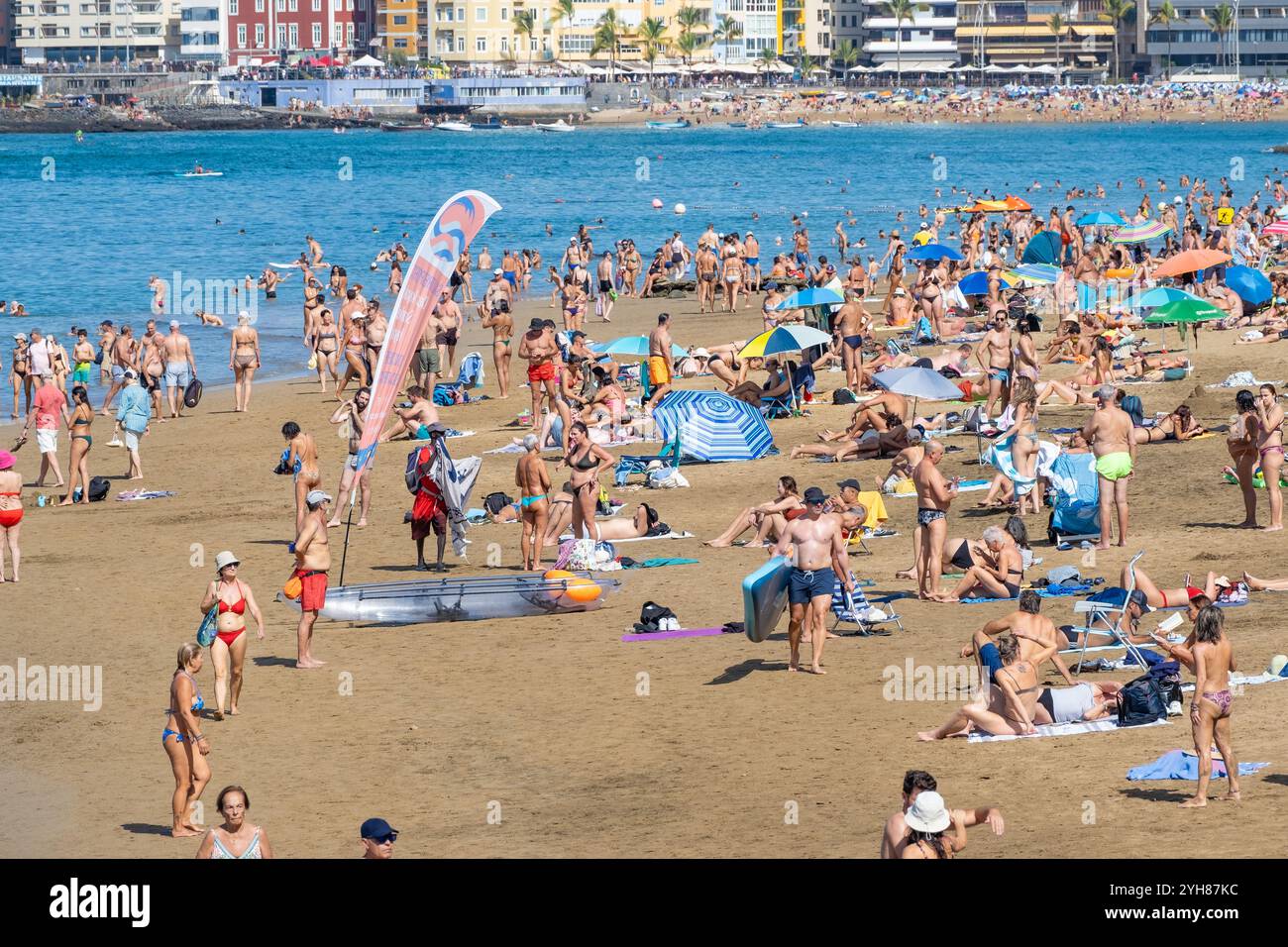 Gran Canaria, Canary Islands, Spain, 10th November 2024. Tourists, mainly British and German, join locals on a packed city beach in Las Palmas as unusually high November temperature reaches 36 degrees Celsius. Credit: Alan Dawson/Alamy Live News. Stock Photo