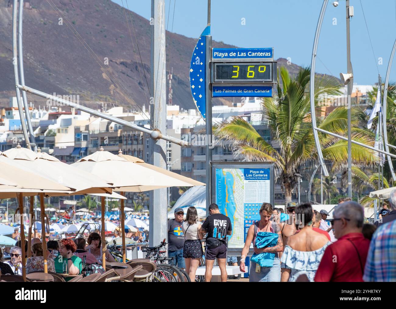 Gran Canaria, Canary Islands, Spain, 10th November 2024. Tourists, mainly British and German, join locals on a packed city beach in Las Palmas as unusually high November temperature reaches 36 degrees Celsius. Credit: Alan Dawson/Alamy Live News. Stock Photo