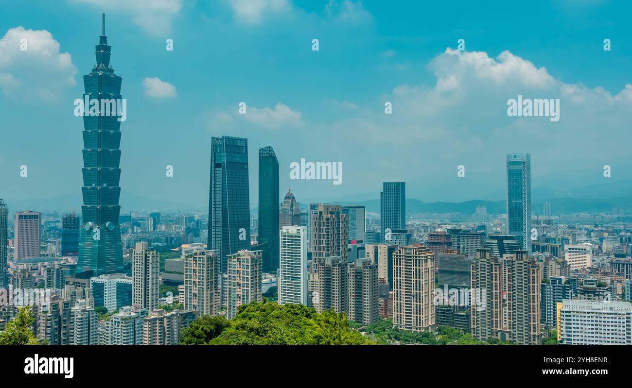 Panoramic view of Taipei, Taiwan skyline from Xiangshan Elephant Mountain Trail Stock Photo