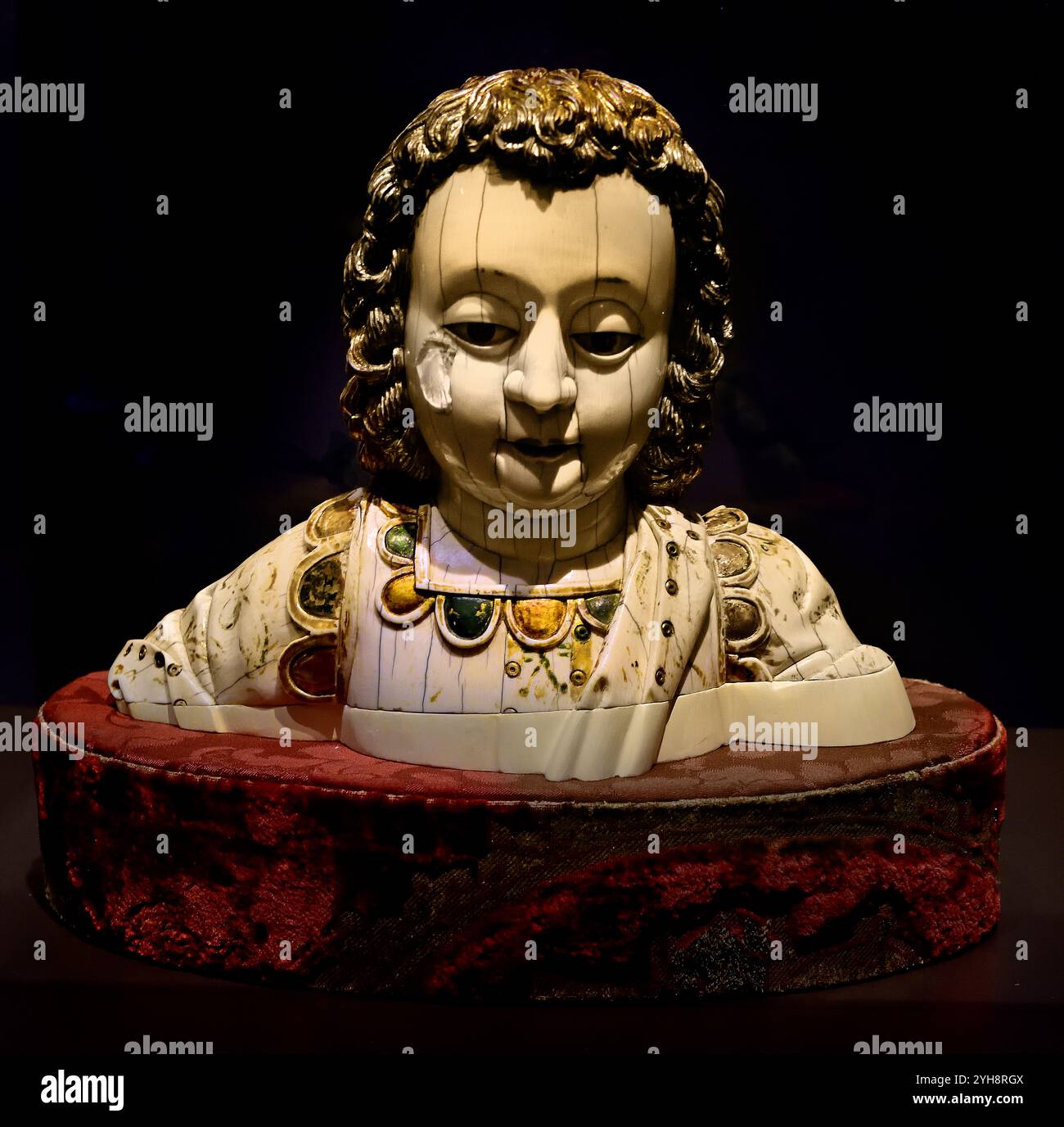 Mary mother of jesus sculpture hi-res stock photography and images - Alamy, image size:1300x1376