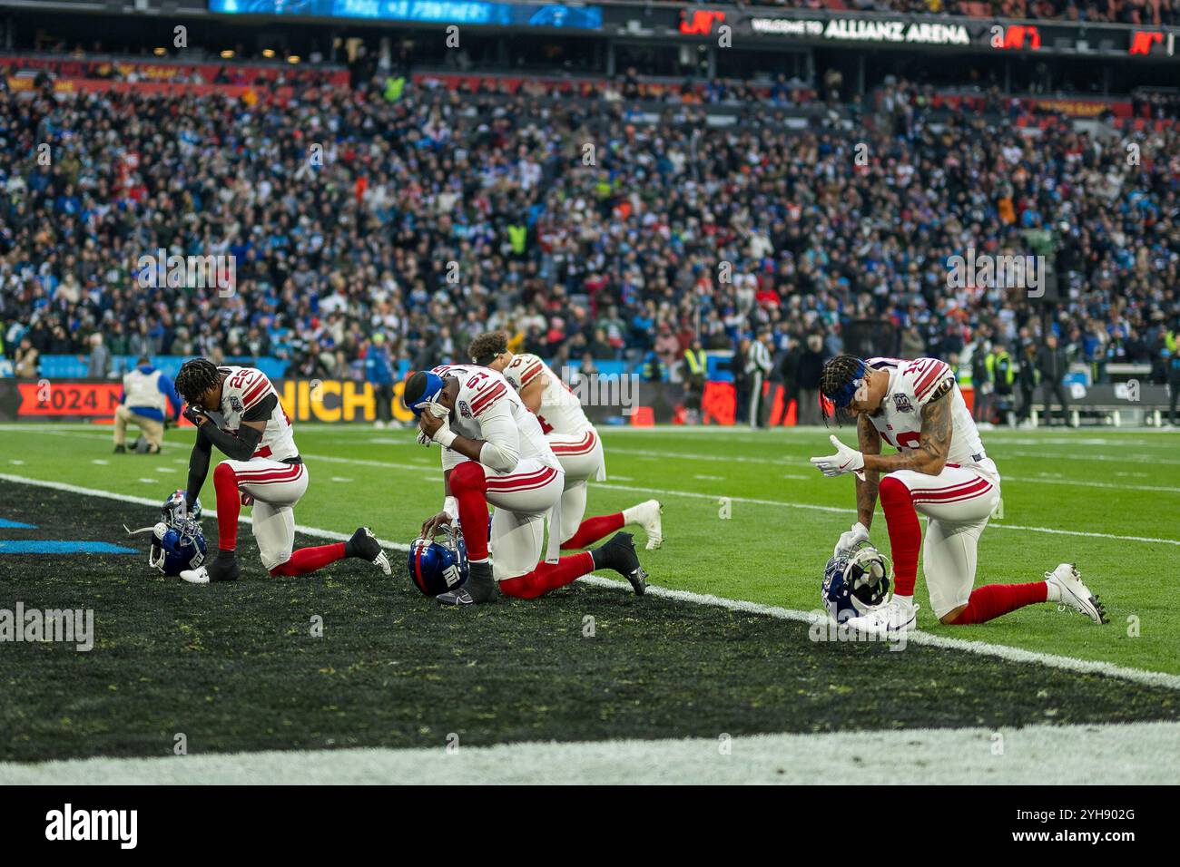 Andru Phillips New York Giants 22 Azeez Ojulari New York Giants Andru Phillips New York Giants 22 Azeez Ojulari New York Giants 51 Isaiah Hodgins New York Giants 18 Vor Dem Spiel Ger New York Giants Vs Carolina Phanters Football Nfl Woche 10 Spielzeit 20242025 10112024 Eibner Walther 2YH902G