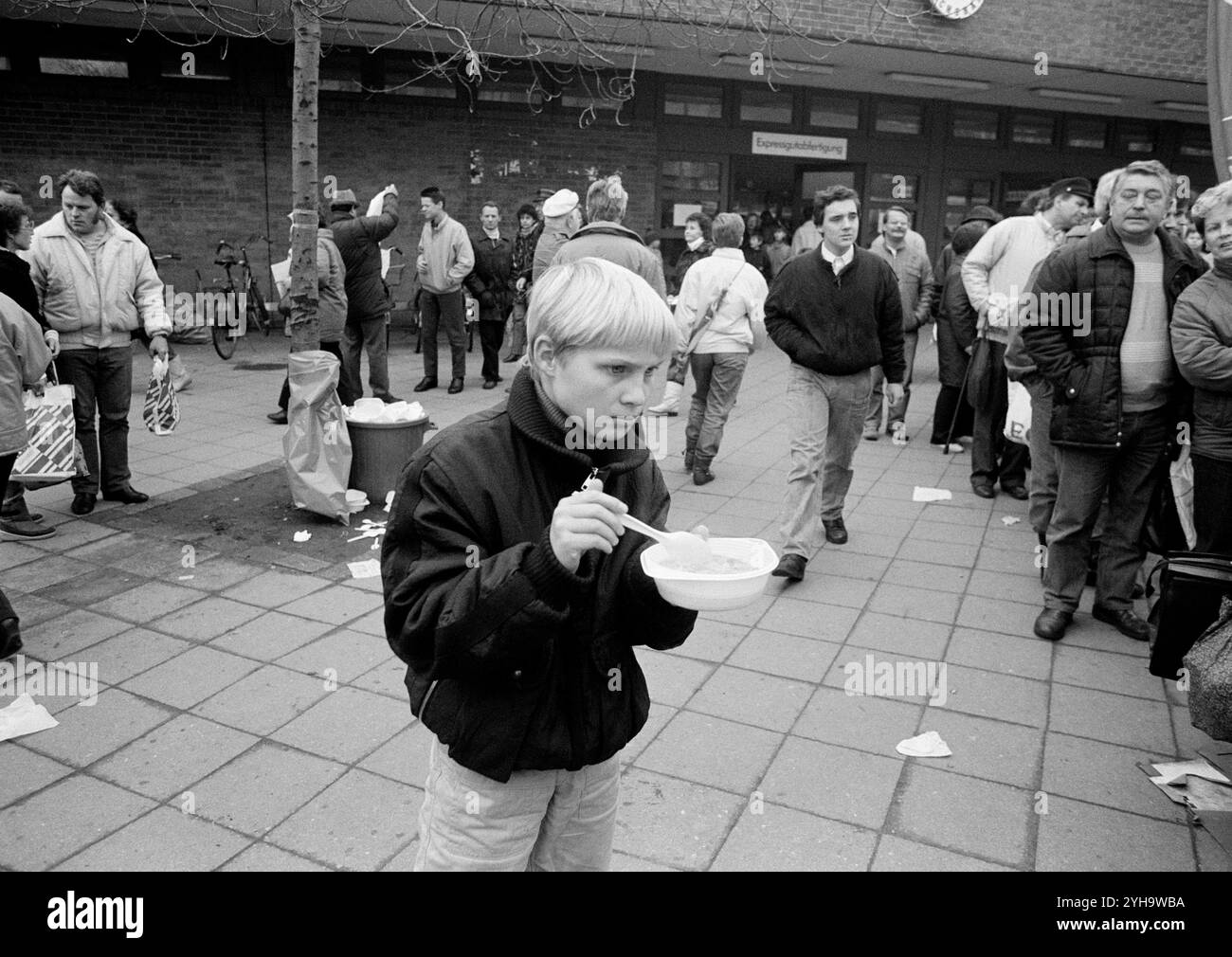 © John Angerson. November 1989: East Berliners flood into West Berlin ...