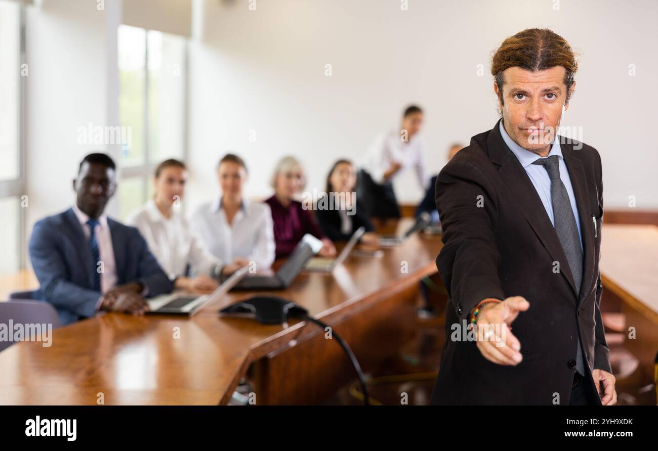 Open meeting room hi-res stock photography and images - Alamy