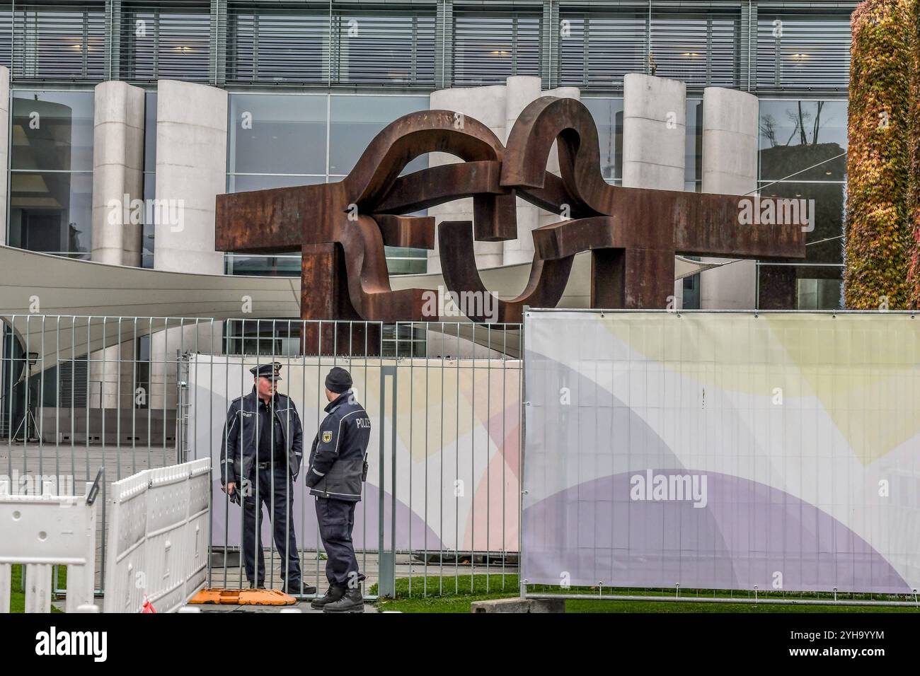 Polizisten stehen im Vorhof des Kanzleramts in Berlin. Stock Photo