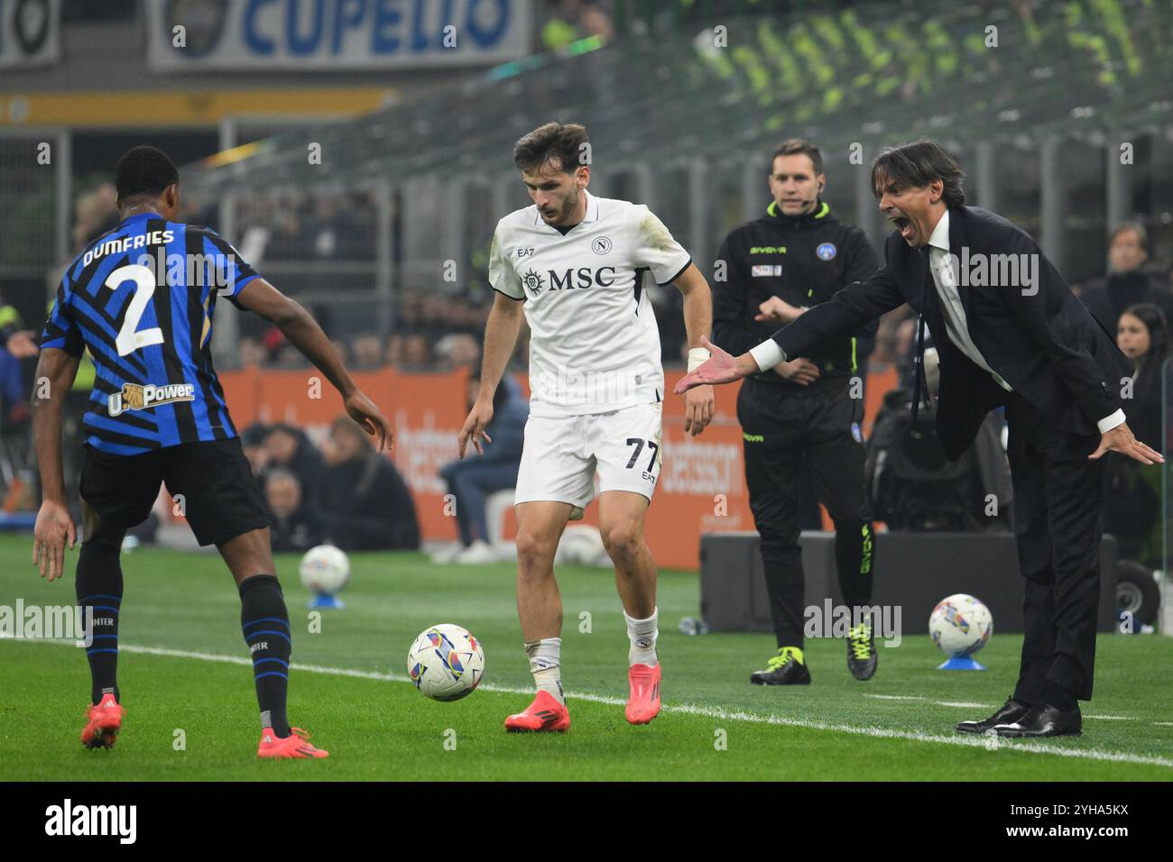 Milano, Italy, 10 November ,2024  Khvicha Kvaratskhelia  of SSC Napoli  competes for the ball with Denzel Dumfries of FC Internazionale during the Serie A Eniilive between  FC Internazionale vs SSC Napoli :Agostino Gemito/ Alamy Live News Stock Photo