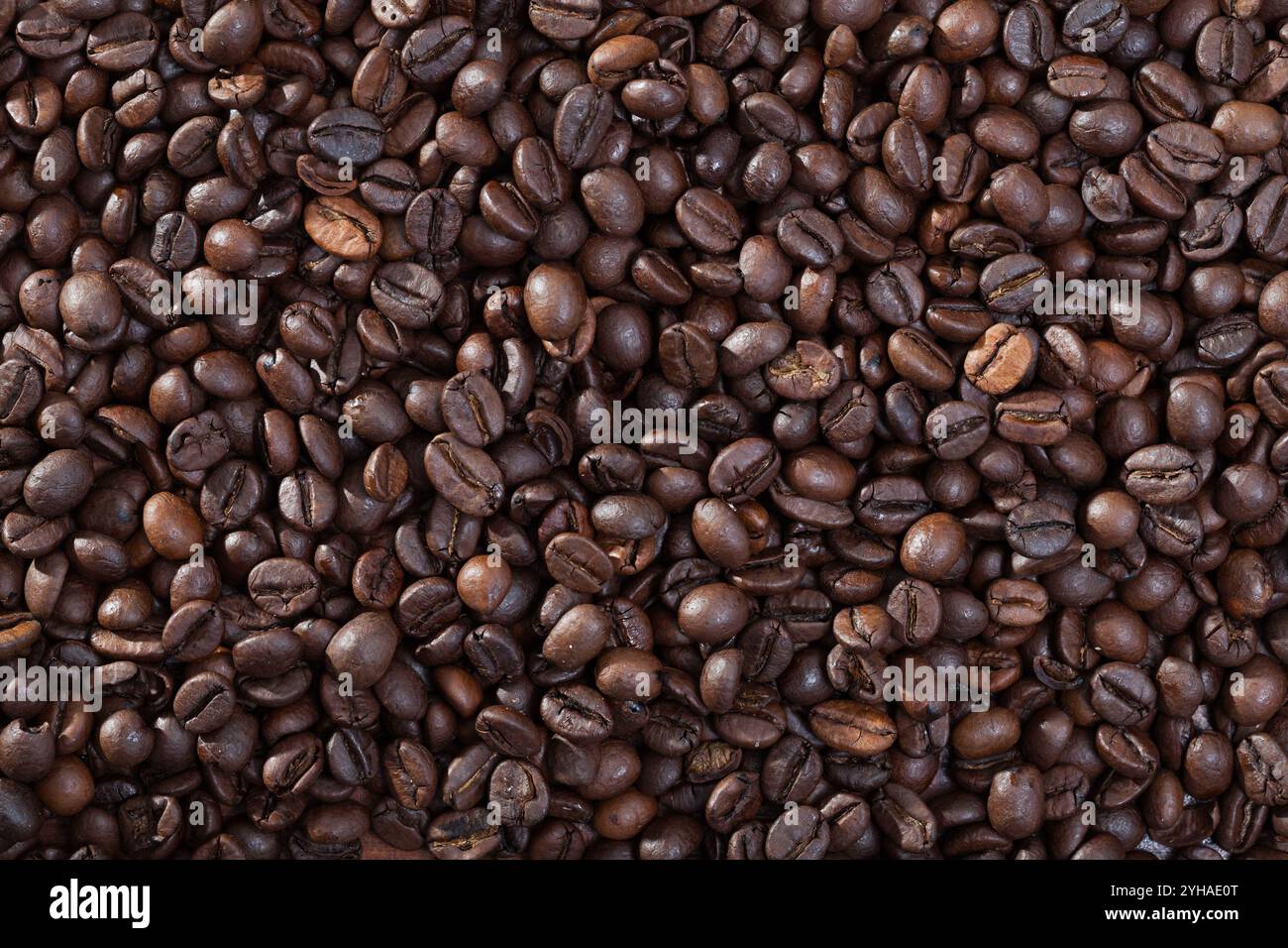 Roasted coffee beans background Stock Photo - Alamy