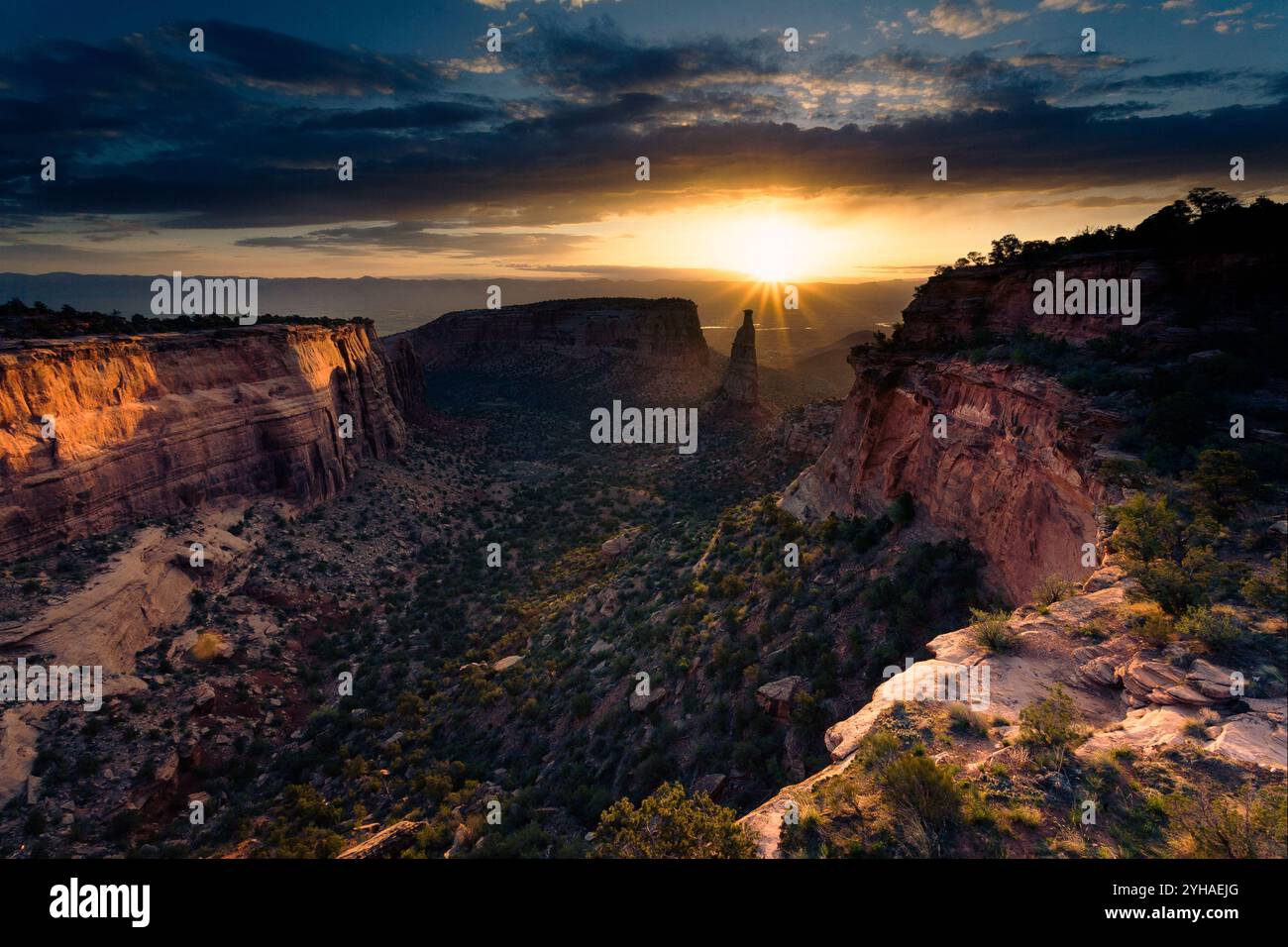 Sun behind cliffs monument hi-res stock photography and images - Alamy