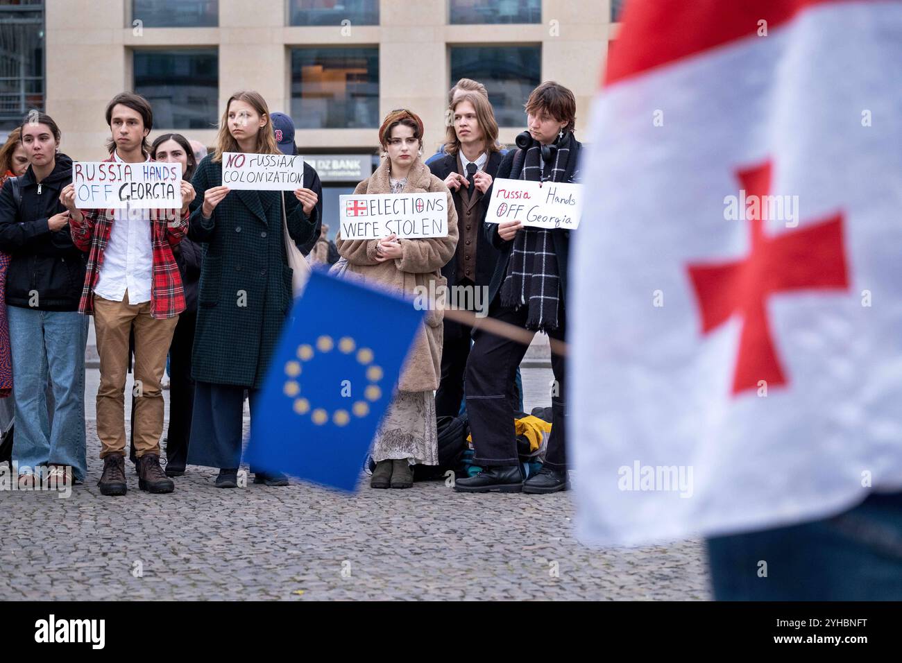 Etwa 200 Personen demonstrieren in Berlin mit einer Kundgebung gegen das offizelle Ergebnis der Parlamentswahl in Georgien. Die Wahlkommission ernannte die Regierungspartei Georgischer Traum zum Wahlsieger. Die Demonstranten befürchten eine Annäherung Georgiens an Russland. / About 200 people demonstrate in Berlin with a rally against the result of the parliamentary election in Georgia. The governing Georgian Dream party has won the election, the electoral commission said. The demonstrators fear that Georgia will get closer to Russia. snapshot-photography/K.M.Krause Stock Photo