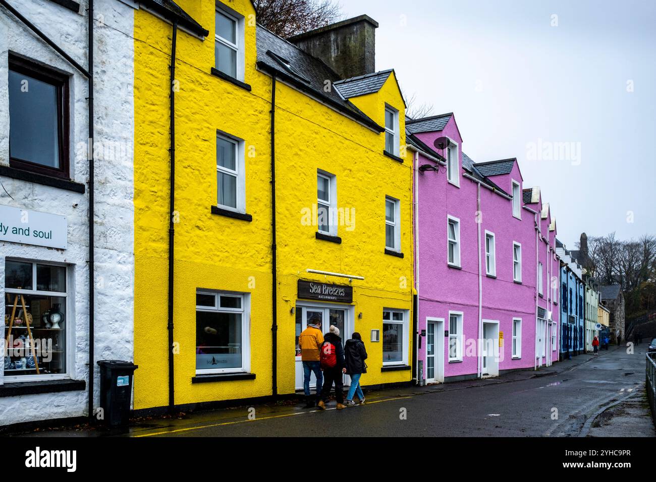 colourful-houses-restaurants-portree-isle-of-skye-scotland-uk
