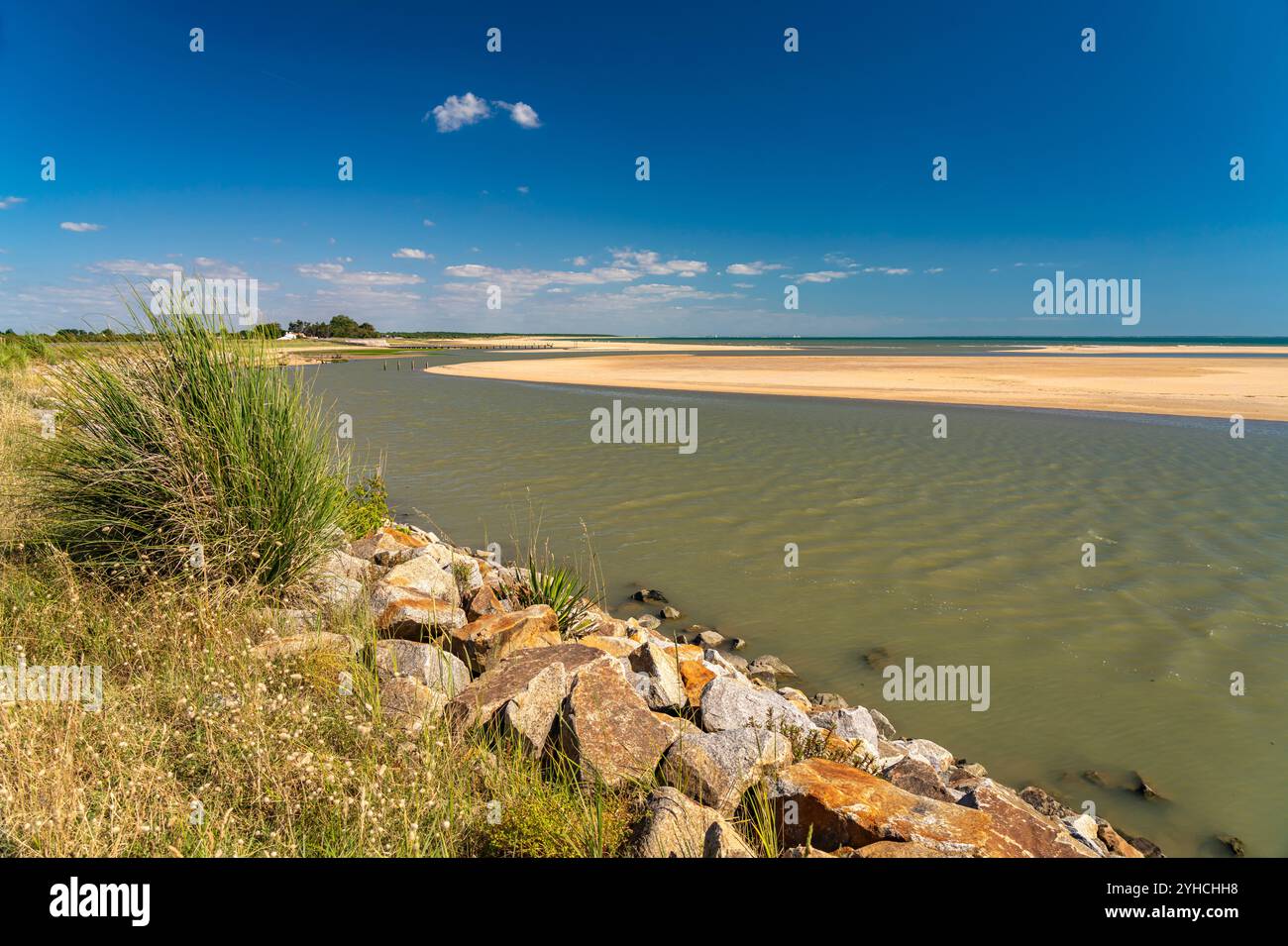 Strand und Lagune am Nationalen Naturschutzgebiet Belle Henriette L'Aiguillon-la-Presqu'ile, Frankreich  | Beach and lagoon at the Nature Reserve of t Stock Photo