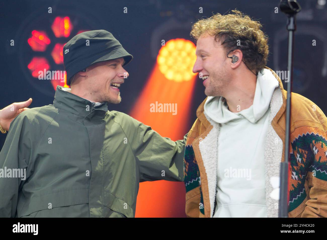 Sessionseroeffnung Koelner Karneval Heumarkt Joris und Oliver Niesen Leadsaenger der Band Cat Ballou bei seinem Auftritt gemeinsam mit Cat Ballou bei der Sessionseroeffnung am Koelner Karneval am Heumarkt Koeln Nordrhein-Westfalen Deutschland *** Session opening Cologne Carnival Heumarkt Joris and Oliver Niesen lead singer of the band Cat Ballou during his performance together with Cat Ballou at the session opening of the Cologne Carnival at Heumarkt Cologne North Rhine-Westphalia Germany Stock Photo