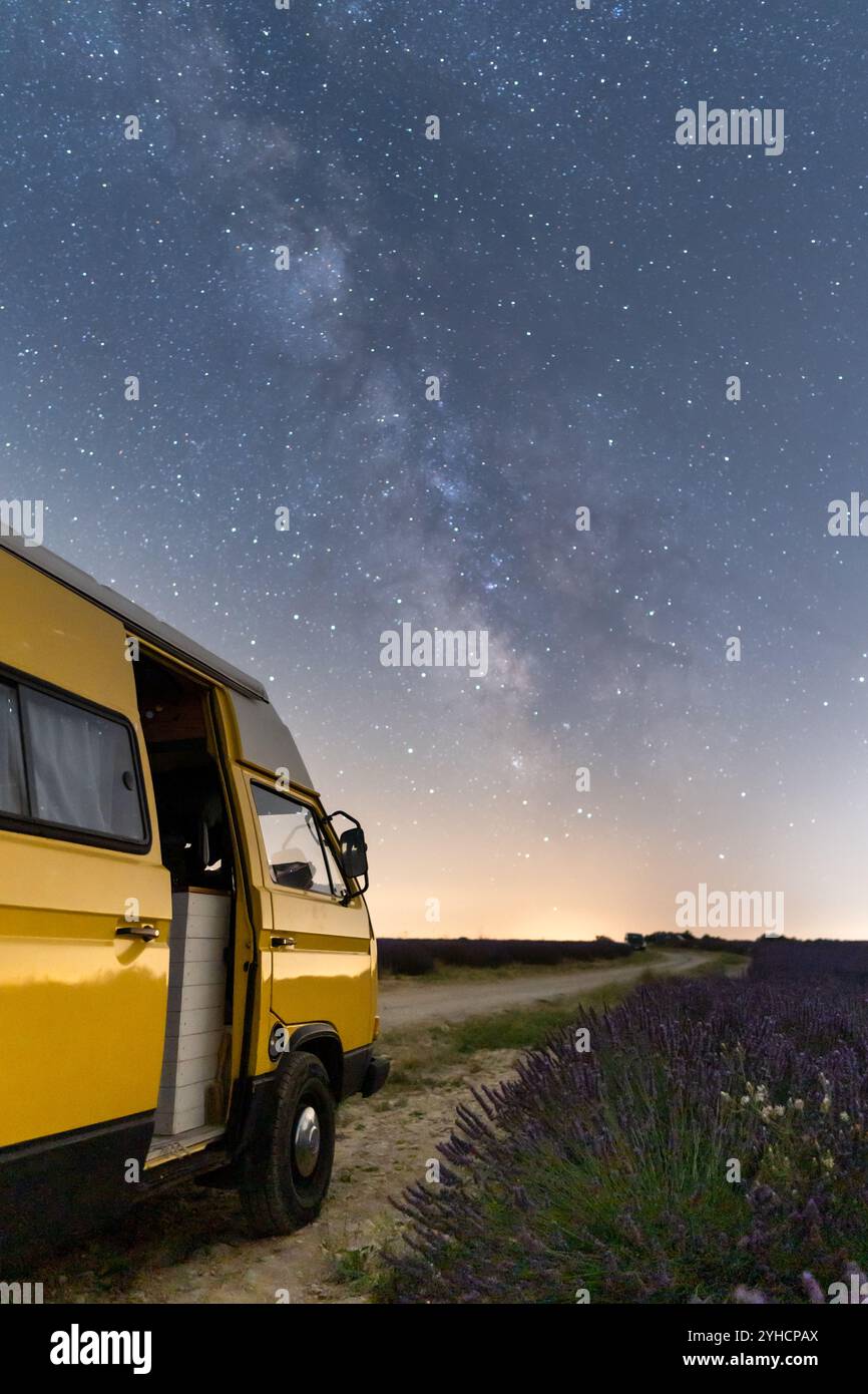 Retro yellow camper van parked under the starry sky in Valensole ...