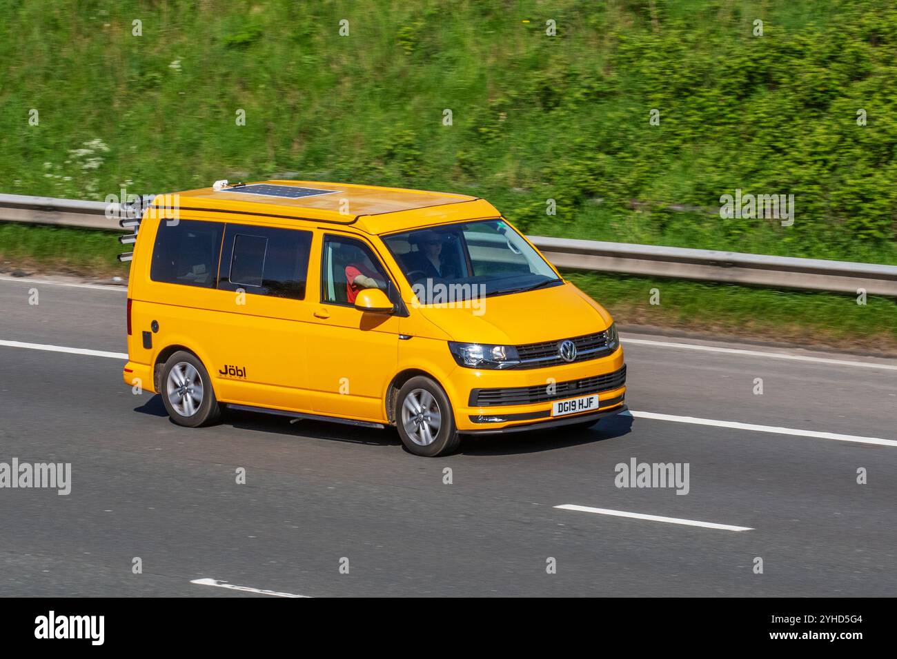 2019 Yellow VW Volkswagen Transporter T28 H-Ln Tdi Bmt 102 Bluemotion SWB Euro5 Start/Stop LCV window Panel Van Diesel 1968 cc Stock Photo