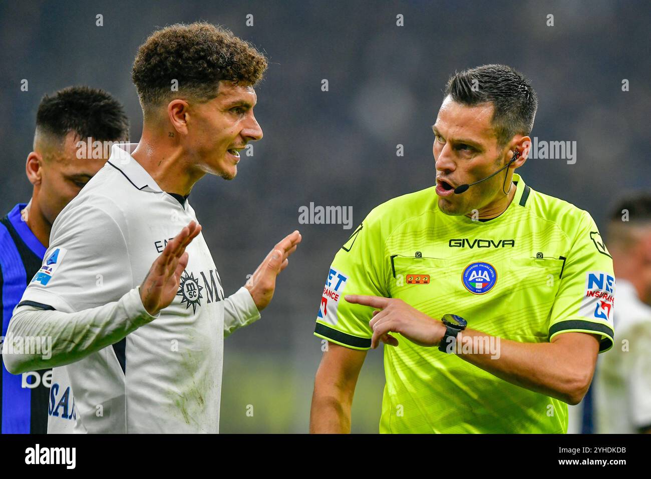 Milano, Italy. 10th Nov, 2024. Referee Maurizio Mariani seen with Giovanni Di Lorenzo (22) of Napoli during the Serie A match between Inter and Napoli at Giuseppe Meazza in Milano. Credit: Gonzales Photo/Alamy Live News Stock Photo