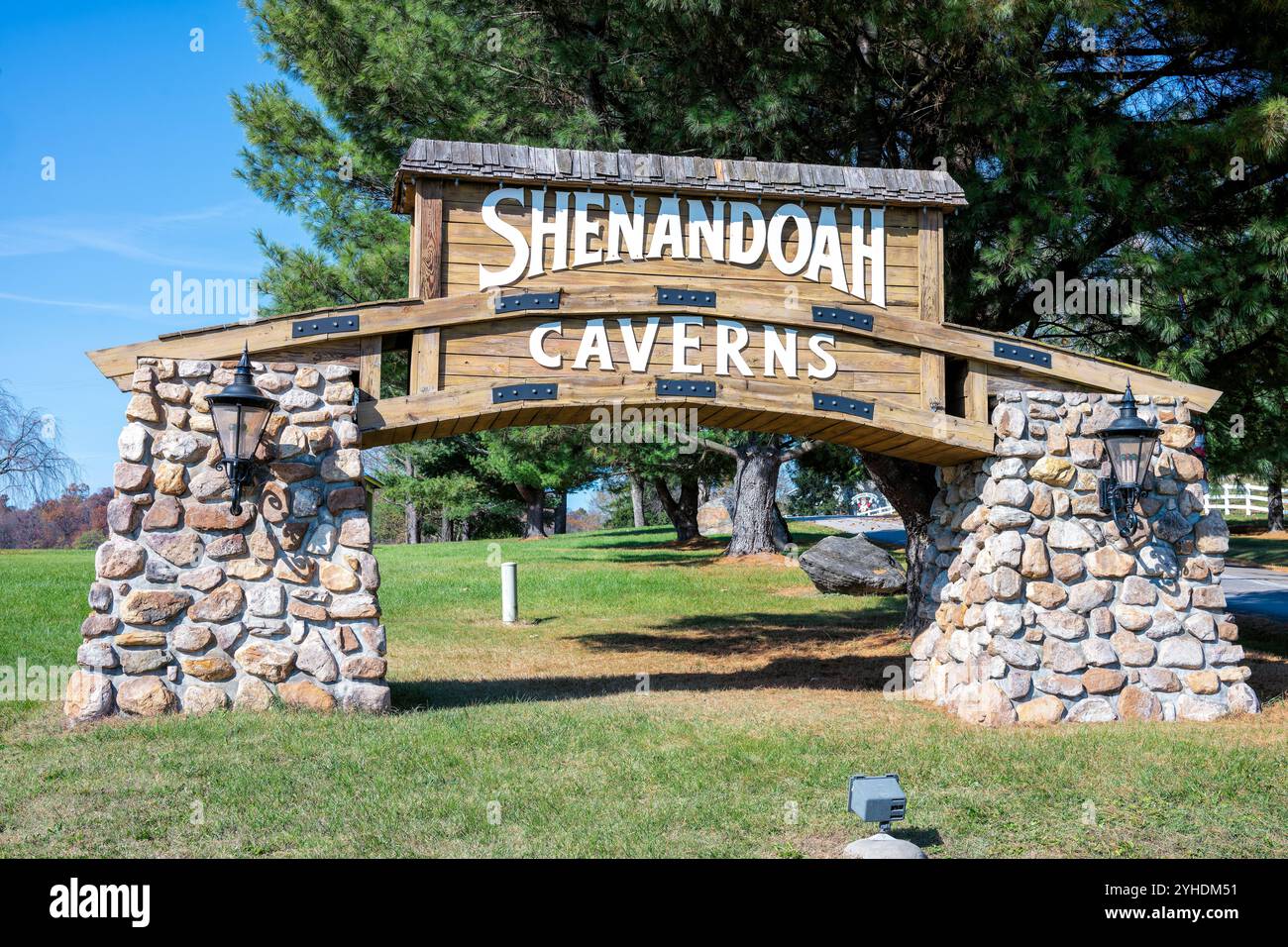 Shenandoah Caverns Entrance Sign Quicksburg Virginia // QUICKSBURG, Virginia — The main entrance sign for Shenandoah Caverns, located one mile from Interstate 81 (exit 269), marks the site of Virginia's only elevator-equipped show cave. Established in 1922, the caverns continue to welcome visitors to 261 Caverns Road under the current ownership of the Hargrove family, maintaining a century-long tradition of natural wonder and family entertainment. Stock Photo