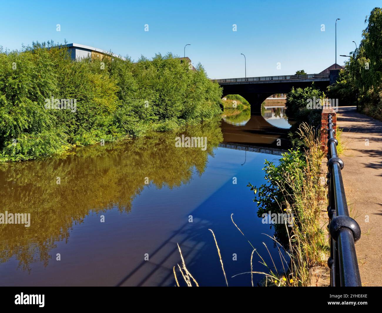 UK, South Yorkshire, Sheffield, River Don at Five Weirs Walk and Abyssinia Bridge. Stock Photo