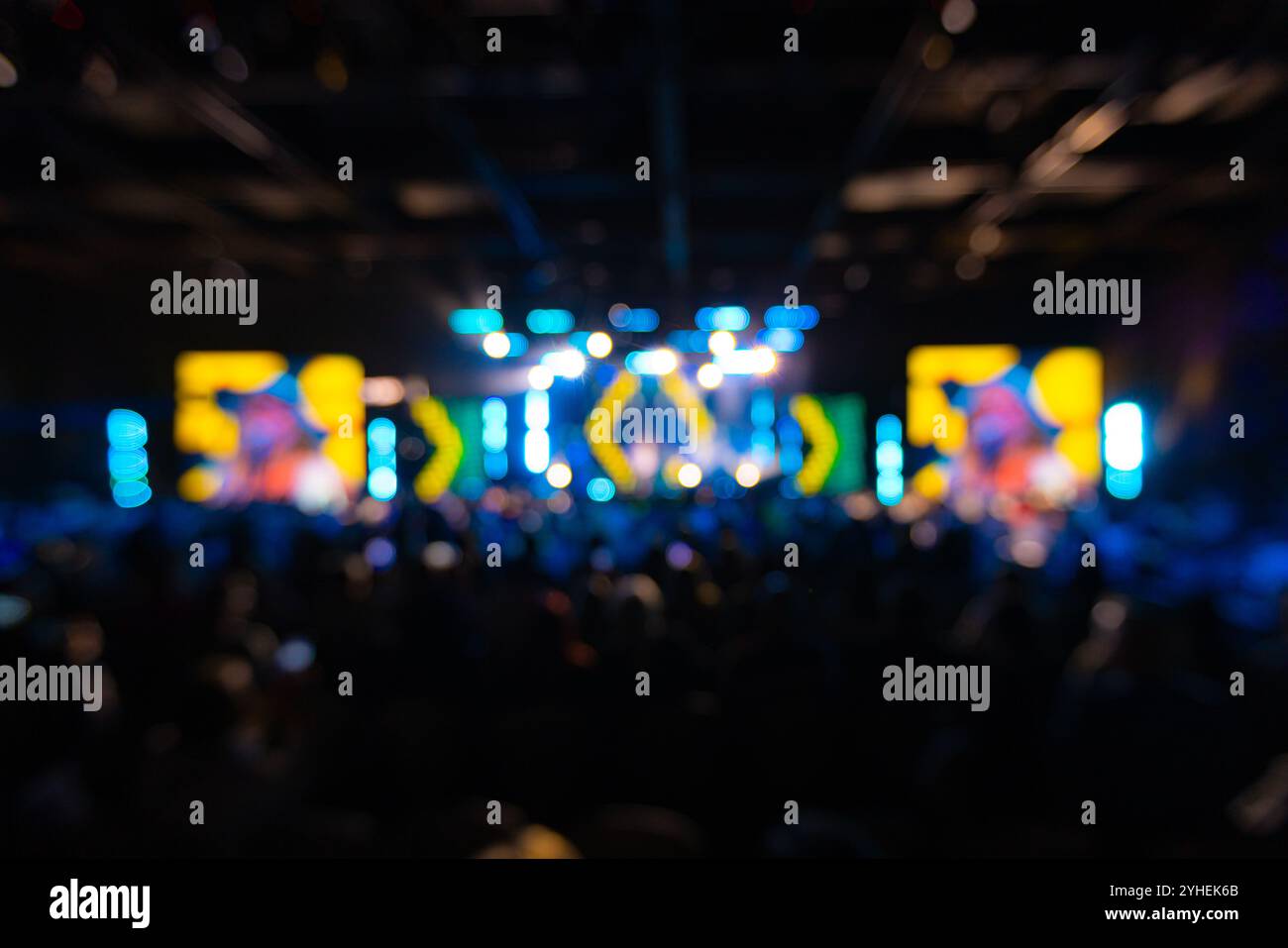 De focused concert crowd hi-res stock photography and images - Alamy