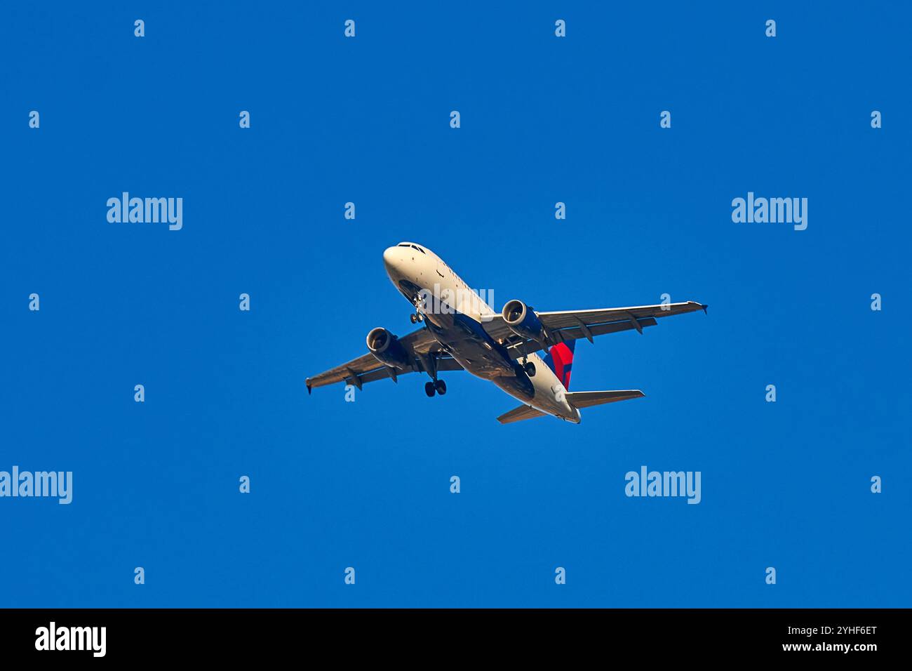 A passenger plane takes off into the sky Stock Photo - Alamy