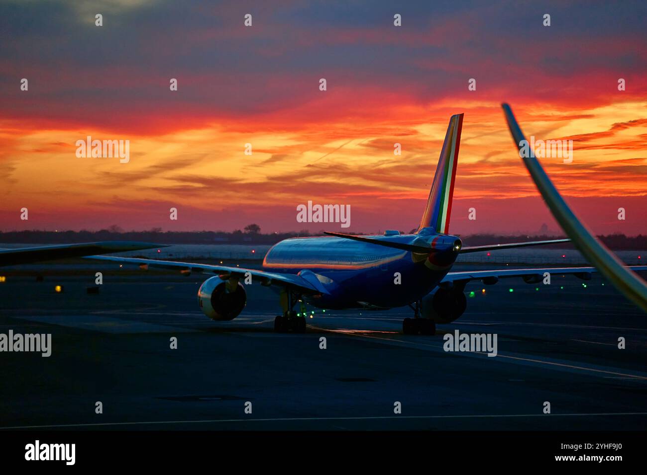 Silhouette airplane takes off hi-res stock photography and images - Alamy