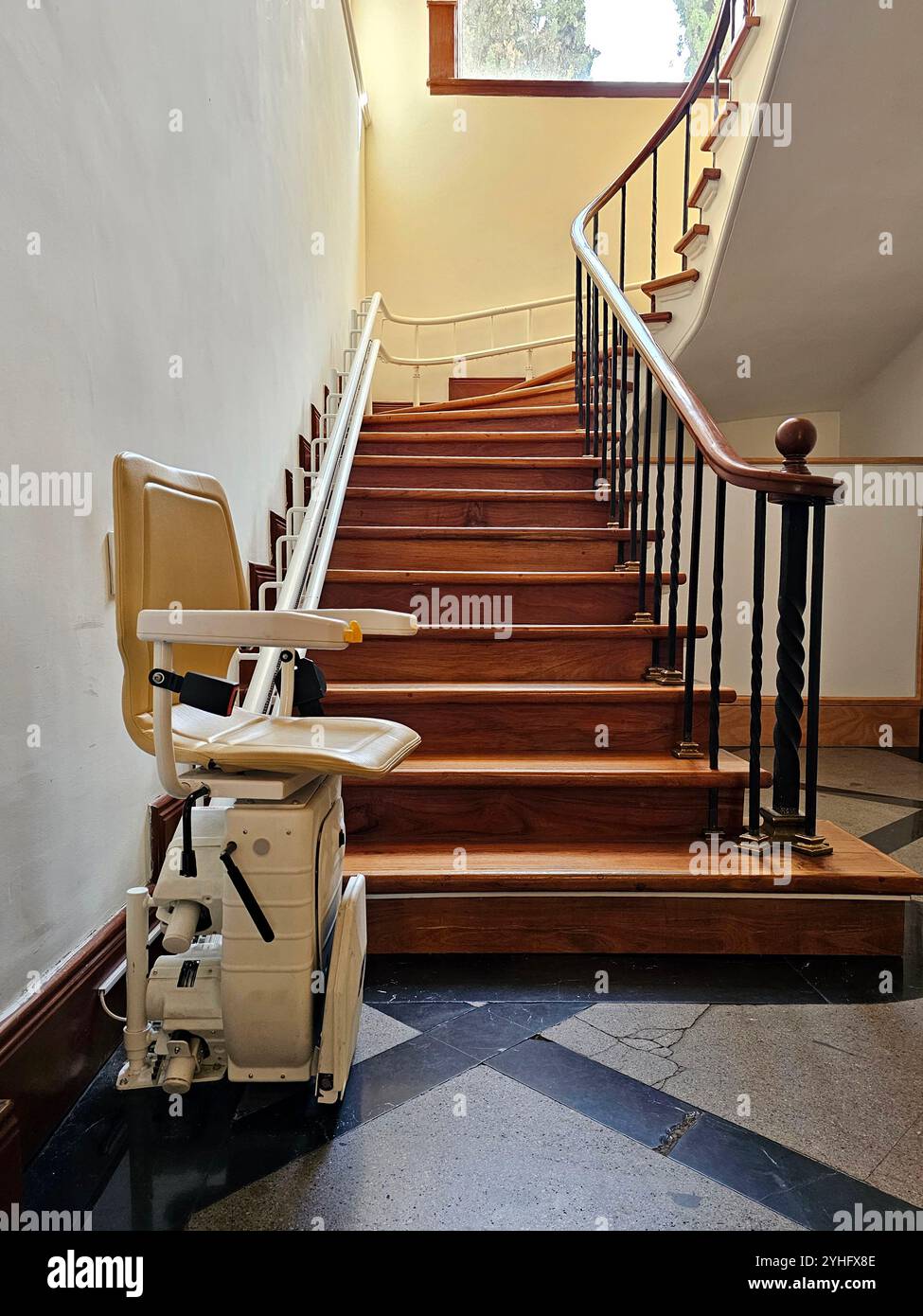People using automatic stairs hi-res stock photography and images - Alamy