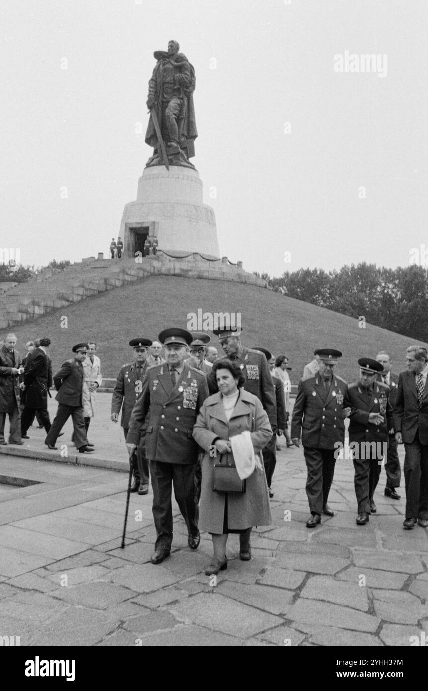 Wassili Tschuikow, Marschall der Sowjetunion, mit der Witwe des ehemaligen sowjetischen Berliner Stadtkomandanten Nikolai Bersarin bei einer Kranzniederlegung auf dem Sowjetischen Ehrenmal in Berlin-Treptow anläßlich des 30 Jahrestages der DDR. *** Vasily Chuikov, Marshal of the Soviet Union, with the widow of the former Soviet Berlin city commander Nikolai Bersarin at a wreath-laying ceremony at the Soviet memorial in Berlin Treptow on the occasion of the 30th anniversary of the GDR Stock Photo