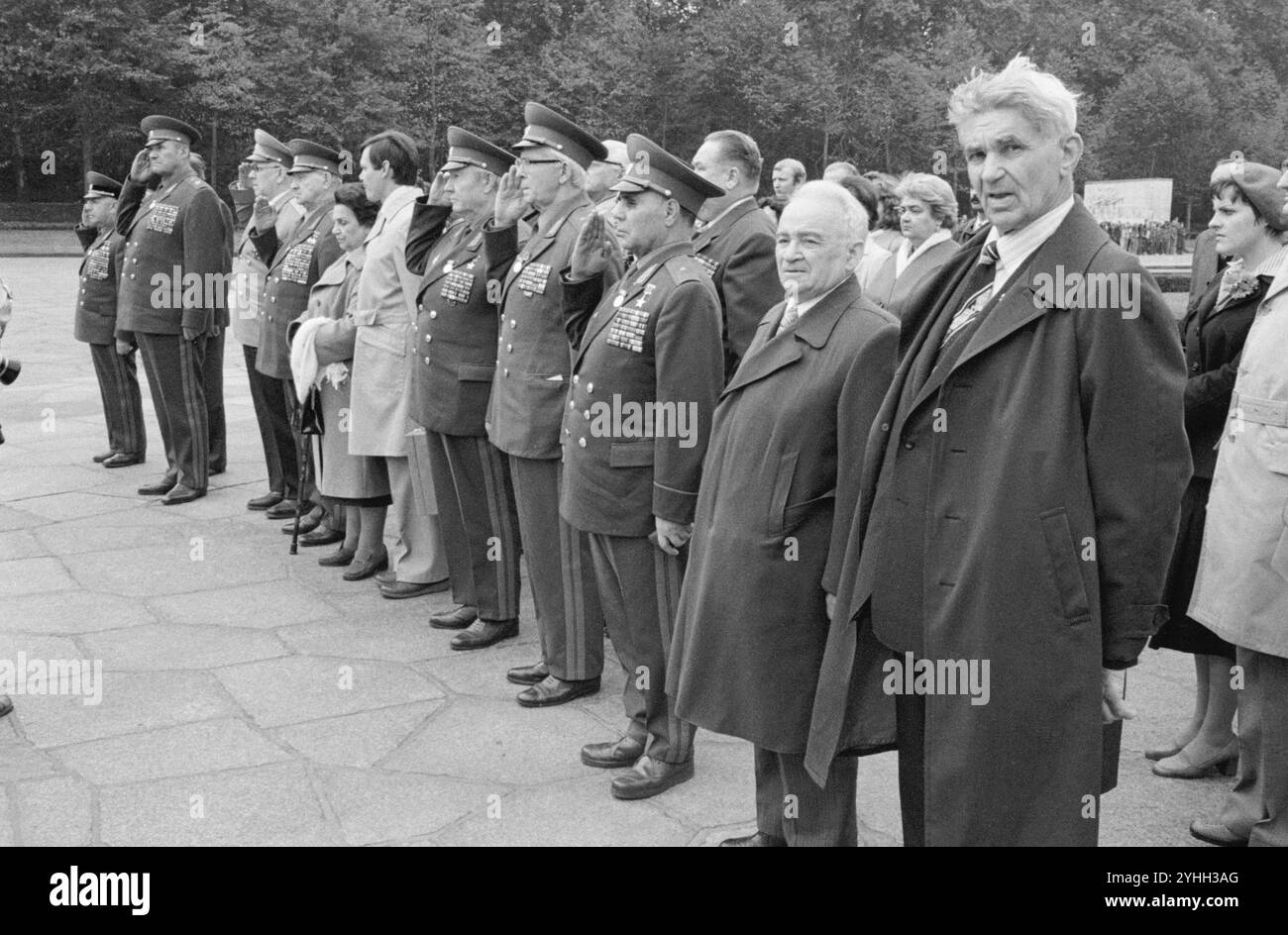 Wassili Tschuikow, Marschall der Sowjetunion vierter von links, mit der Witwe des ehemaligen sowjetischen Berliner Stadtkomandanten Nikolai Bersarin bei einer Kranzniederlegung auf dem Sowjetischen Ehrenmal in Berlin-Treptow anläßlich des 30 Jahrestages der DDR. Ganz rechts der sowjetische Bildhauer Lew Kerbel. *** Vasily Chuikov, Marshal of the Soviet Union, fourth from left, with the widow of former Soviet Berlin city commander Nikolai Bersarin at a wreath-laying ceremony at the Soviet memorial in Berlin Treptow on the occasion of the 30th anniversary of the GDR Soviet sculptor Lev Kerbel, f Stock Photo