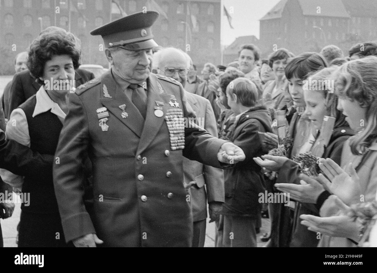 Pioniere verabschieden vor dem Hauptbahnhoh heute Ostbahnhof in Berlin Wassili Tschuikow, Marschall der Sowjetunion, nach seinem Besuch anlässlich des 30. Jahrestages der Gründung der DDR. *** Pioneers bid farewell to Vasily Chuikov, Marshal of the Soviet Union, after his visit to mark the 30th anniversary of the founding of the GDR in front of todays Ostbahnhof main station in Berlin Stock Photo