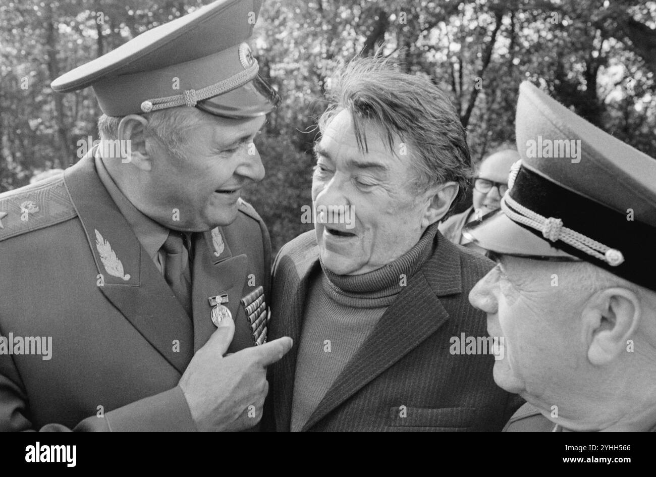 Der sowjetische Schriftsteller Boris Polewoi Bildmitte während eines Besuches zum 30. Jahrestag der DDR am Müggelsee in Berlin-Friedrichshagen. Eingeladen hatte die Gesellschaft für Deutsch-Sowjetische Freundschaft DSF. *** Soviet writer Boris Polewoi, center, during a visit to the 30th anniversary of the GDR at Müggelsee in Berlin Friedrichshagen Invited by the Society for German-Soviet Friendship DSF Stock Photo