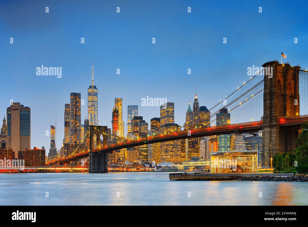 New York night view of the Lower Manhattan and the Brooklyn Bridge ...