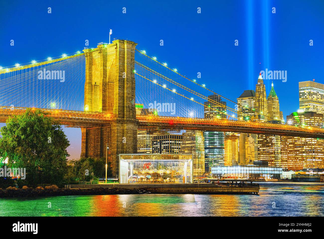 New York night view of the Lower Manhattan and the Brooklyn Bridge ...