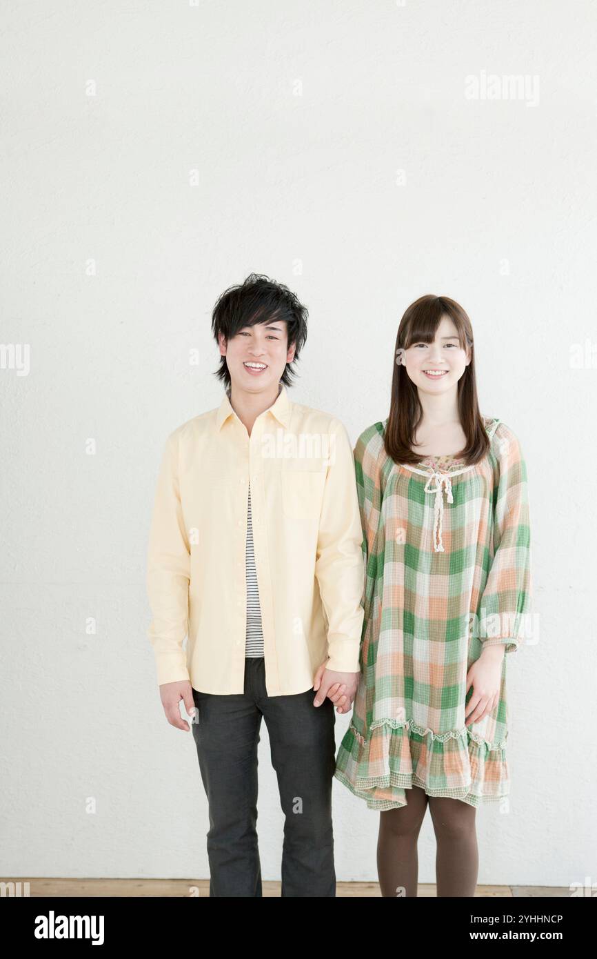 Smiling couple in their 20s holding hands Stock Photo - Alamy