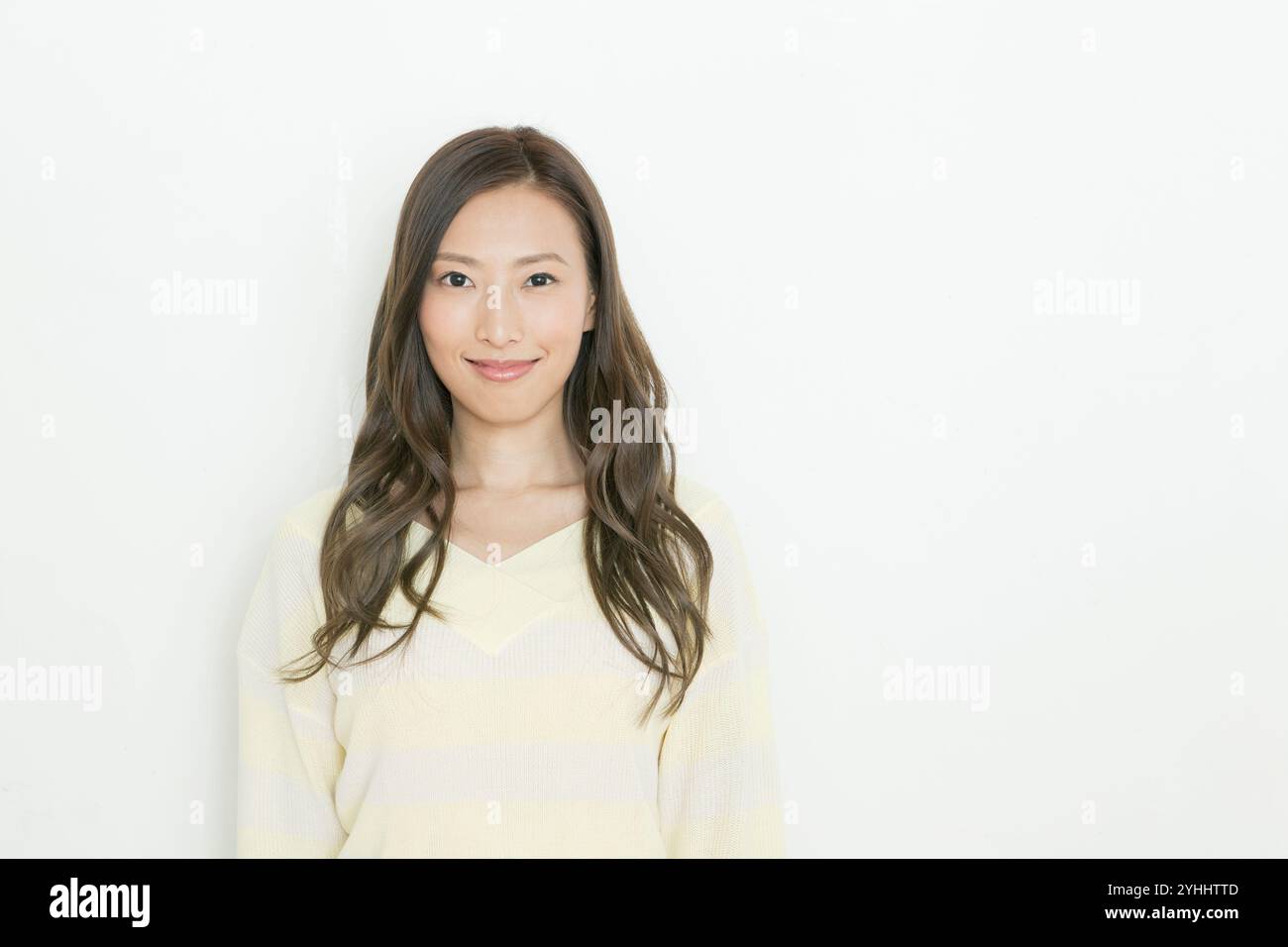 Woman in her 20s smiling Stock Photo - Alamy