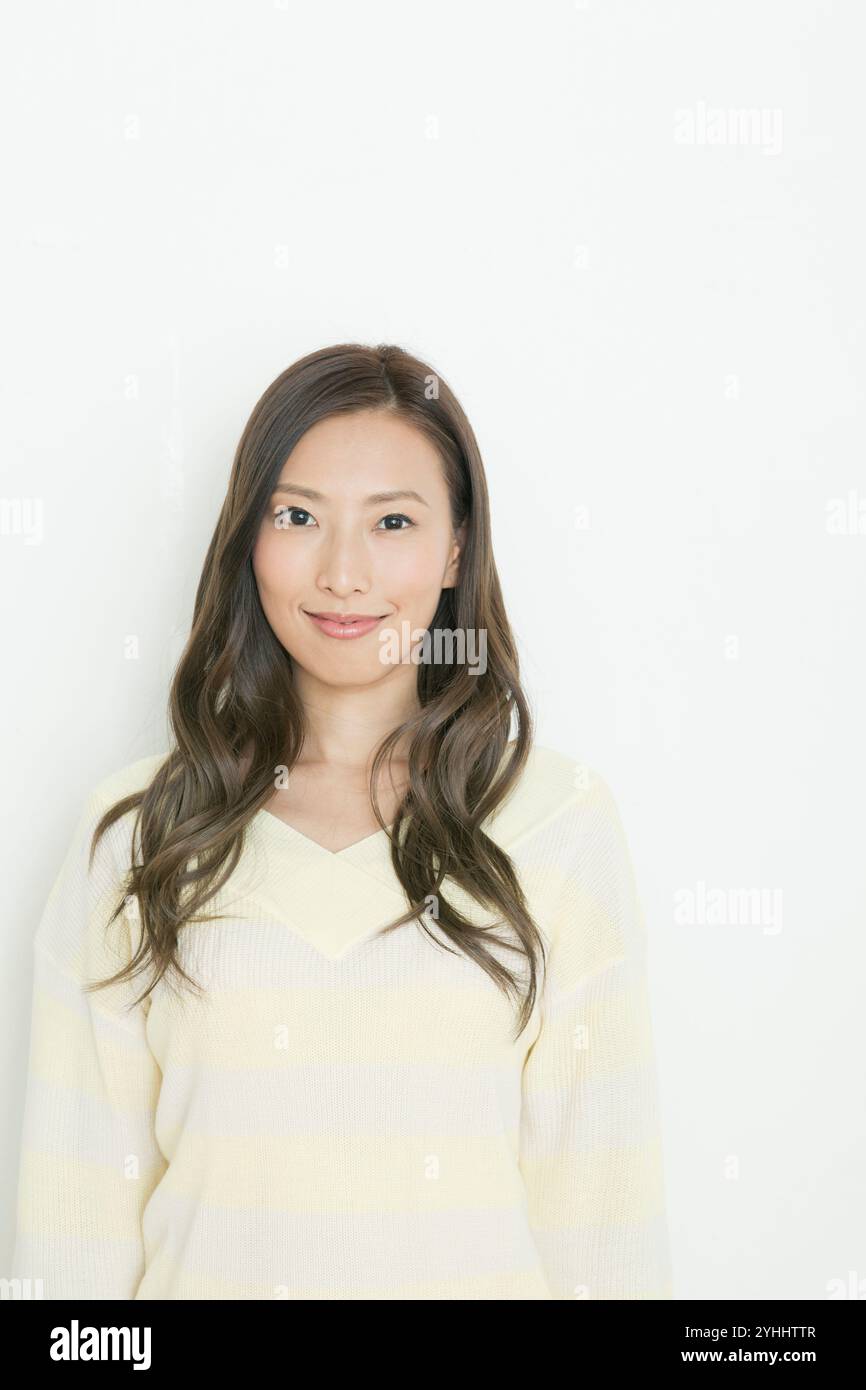 Woman in her 20s smiling Stock Photo - Alamy