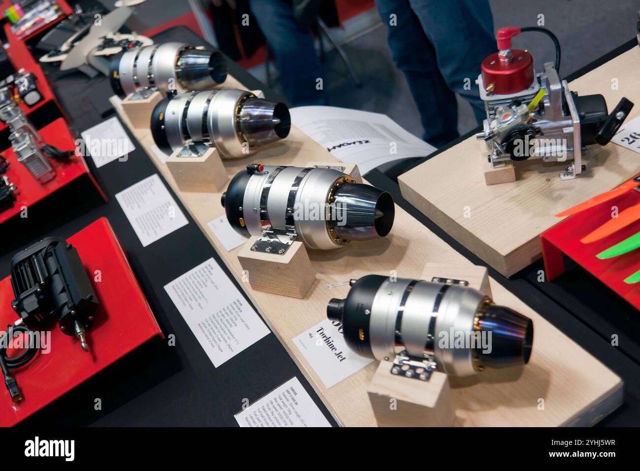 Total weight of engine 1255g hi-res stock photography and images - Alamy