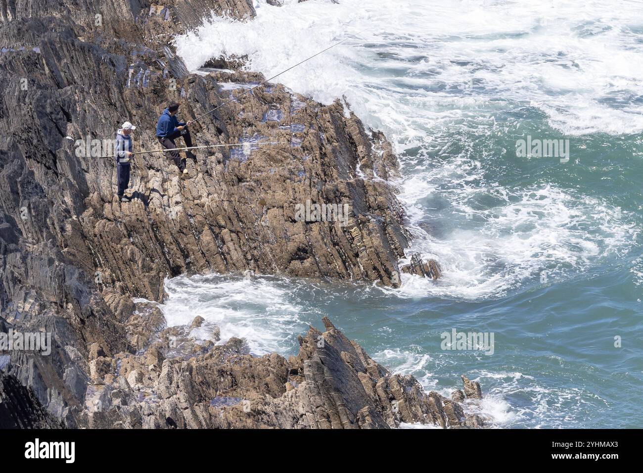Angler an der Felsküste in Portugal Stock Photo