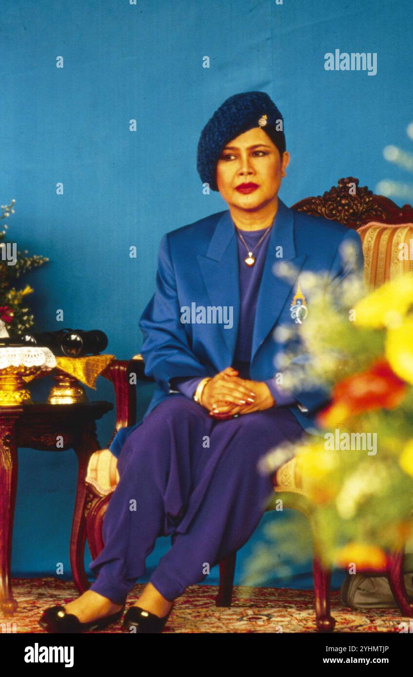 Marzo 1994 Loei Archivio Storico Olycom/Lapresse Regina Sirikit (Bangkok, 12 agosto 1932), è la regina madre della Thailandia, madre del sovrano in carica Vajiralongkorn. È stata la regina consorte del defunto re Bhumibol Adulyadej, nono re della dinastia Chakri. Conobbe il marito in Europa, dove il padre di lei era ambasciatore di Thailandia. Si sposarono a Bangkok nel 1950, poco prima dell'incoronazione di Bhumibol, e hanno avuto tre figlie e un figlio. Nel 1956 fu nominata regina reggente. Nella Foto: Regina Sirikit visita la provincia di Loei in Thailandia In the Photo: Queen Sirikit visi Stock Photo