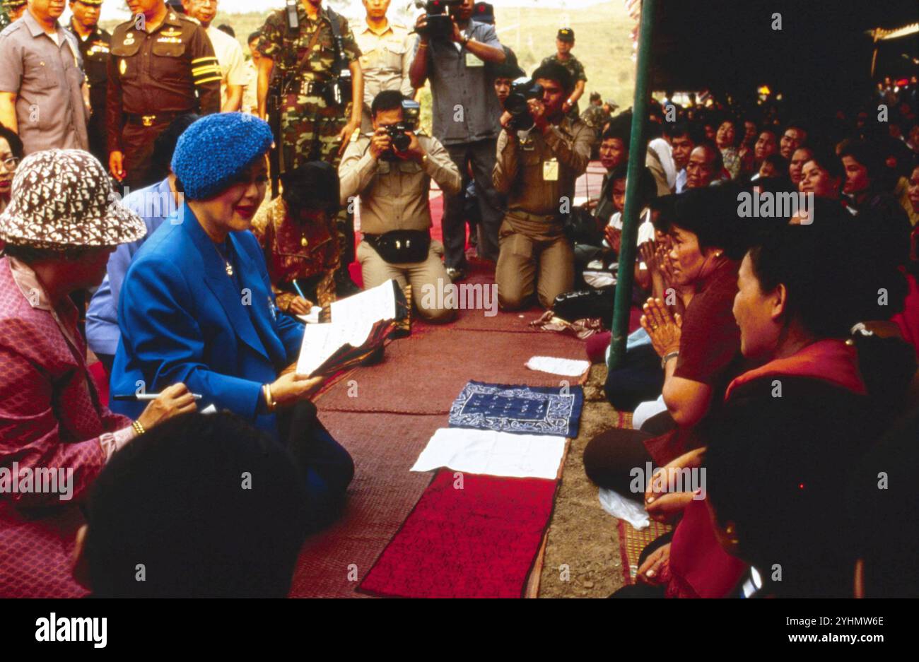 Marzo 1994 Loei Archivio Storico Olycom/Lapresse Regina Sirikit (Bangkok, 12 agosto 1932), è la regina madre della Thailandia, madre del sovrano in carica Vajiralongkorn. È stata la regina consorte del defunto re Bhumibol Adulyadej, nono re della dinastia Chakri. Conobbe il marito in Europa, dove il padre di lei era ambasciatore di Thailandia. Si sposarono a Bangkok nel 1950, poco prima dell'incoronazione di Bhumibol, e hanno avuto tre figlie e un figlio. Nel 1956 fu nominata regina reggente. Nella Foto: Regina Sirikit visita la provincia di Loei in Thailandia In the Photo: Queen Sirikit visi Stock Photo