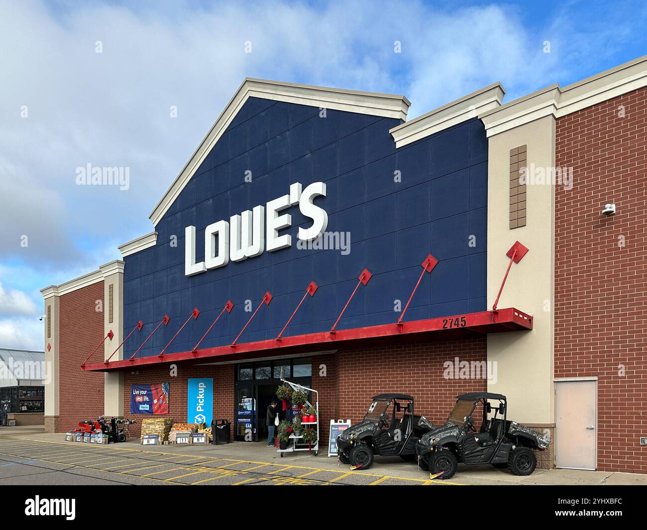 lowes-storefront-hi-res-stock-photography-and-images-alamy