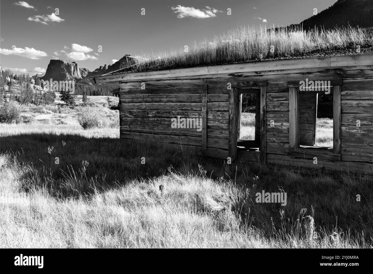 WY01790-00-BW.......WYOMING - The Osborn Cabin and Squaretop Mountain in the Green River Valley of the Bridger National Forest. Stock Photo